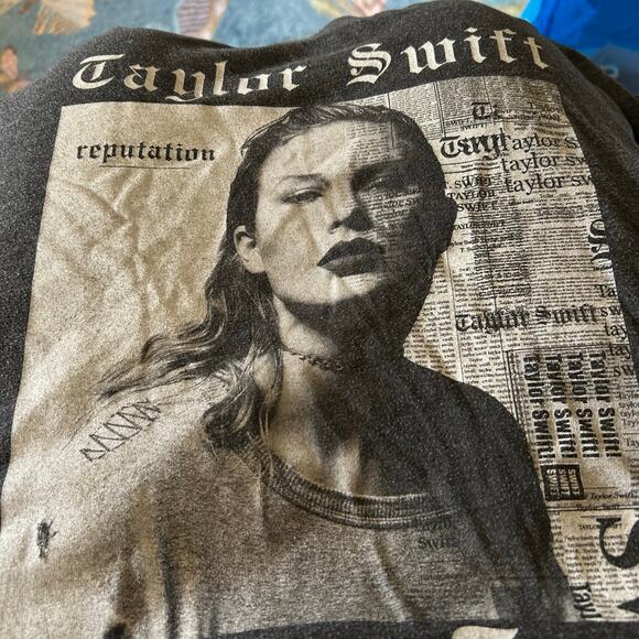 Taylor Swift Black Tee Small Reputation Stadium Tour 2018 Double Side Concert - Picture 2 of 4